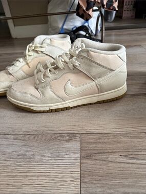 Nike Mid-Top Sneakers in Off-White and Gum